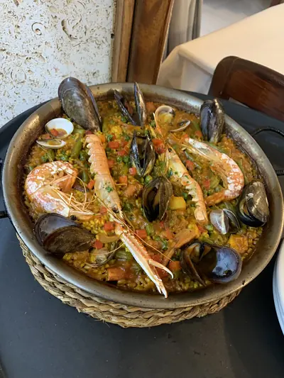 Paella mit Meeresfrüchten im Restaurant
