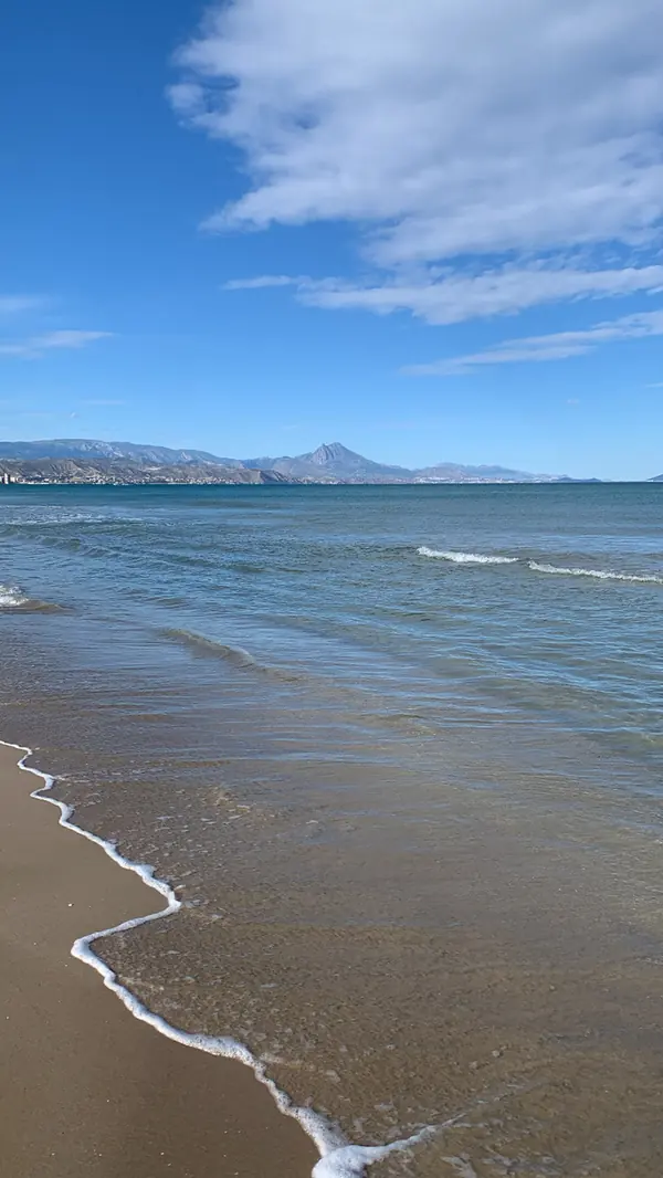 Strand von San Juan mit Blick über das Mittelmeer