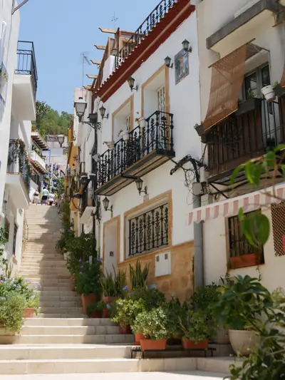 Mediterrane Gasse mit weißen Häusern und Blumen